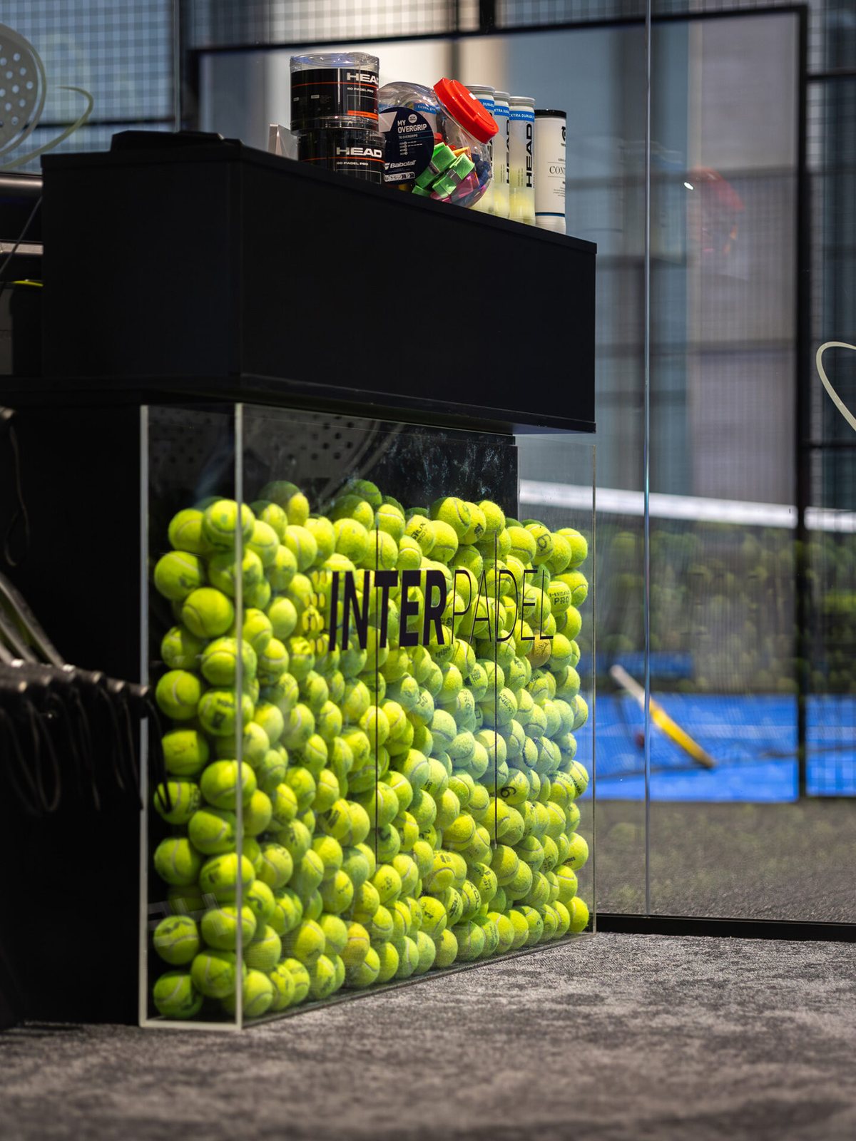 Ściana z piłek w klubie InterPadel Gdynia